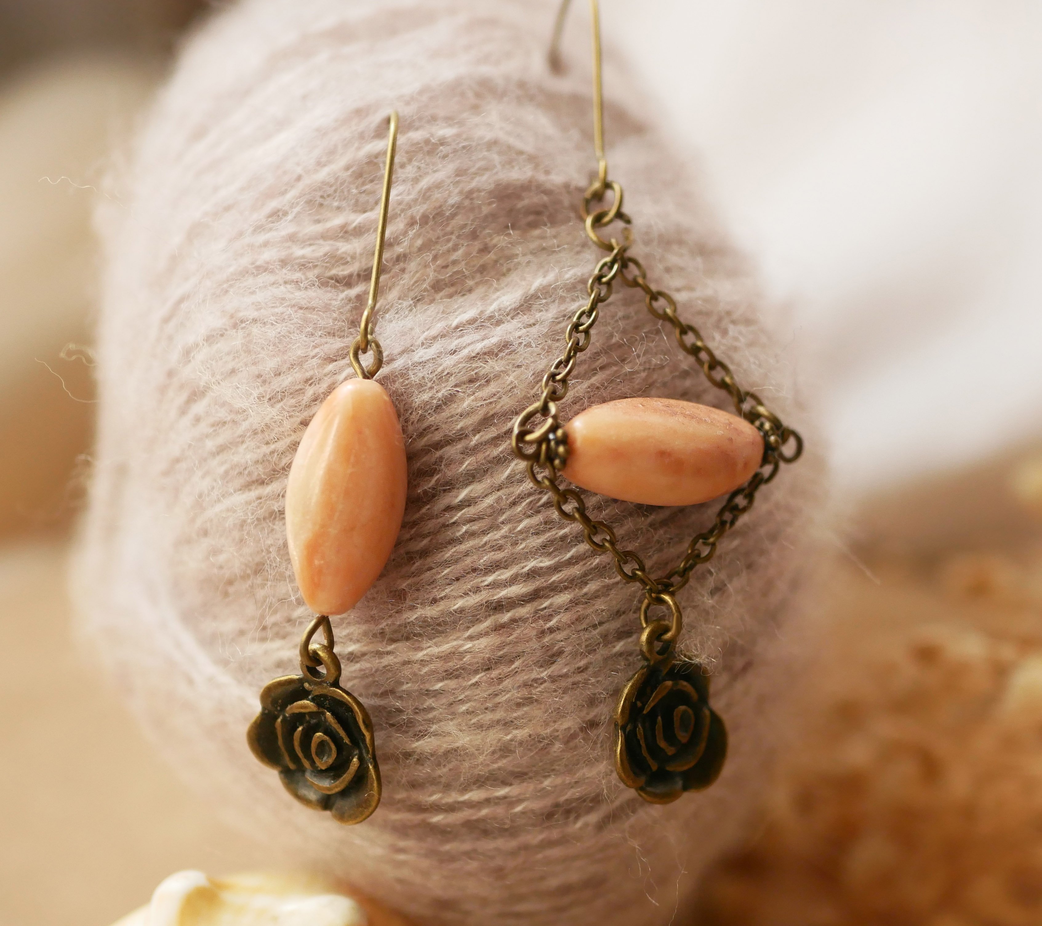 Beige &amp; roze stenen oorbellen