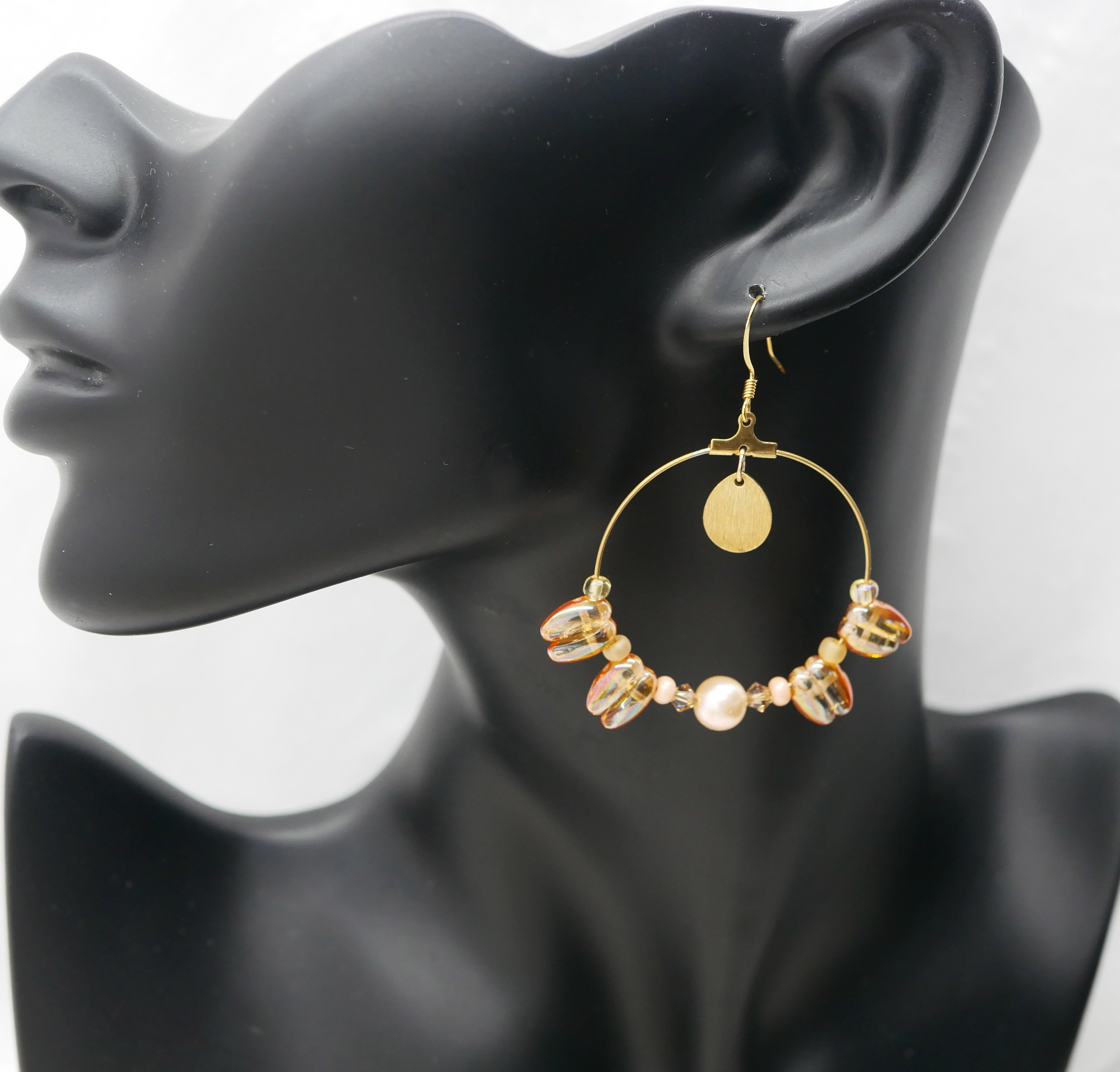 Boucles d'oreilles grandes cr&eacute;oles dor&eacute;es perles p&ecirc;che et ambre