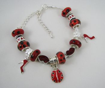Zilveren armband met rode lieveheersbeestje kralen
