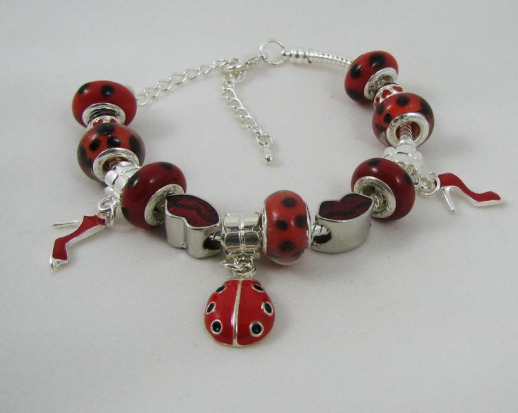 Zilveren armband met rode lieveheersbeestje kralen