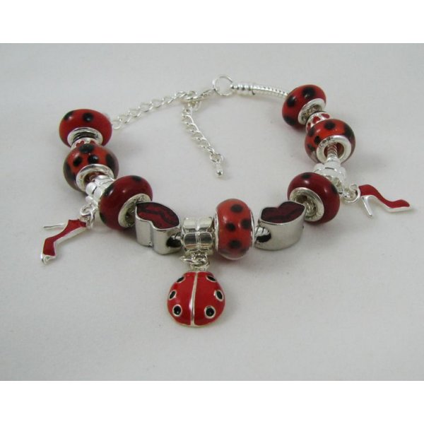 Zilveren armband met rode lieveheersbeestje kralen