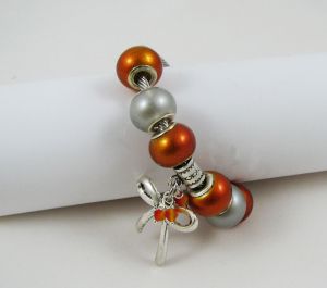 Zilveren armband met oranje kralen en strik