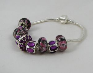 Zilveren armband met paarse parels en strass steentjes
