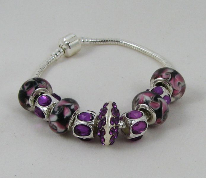 Zilveren armband met paarse parels en strass steentjes
