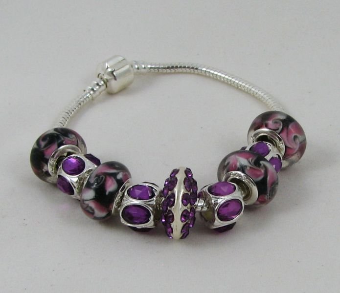 Zilveren armband met paarse parels en strass steentjes