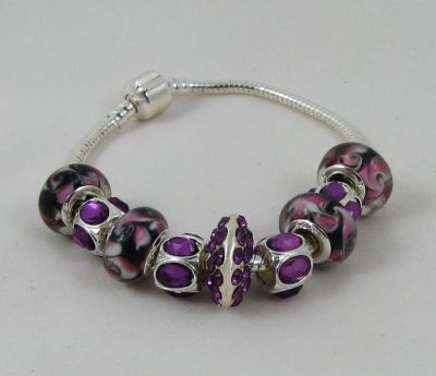 Zilveren armband met paarse parels en strass steentjes