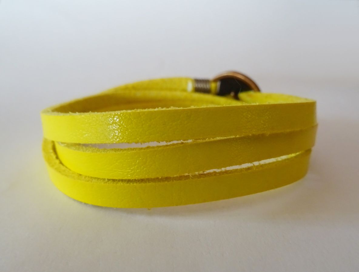 Fijn geel lederen armband drievoudige draai