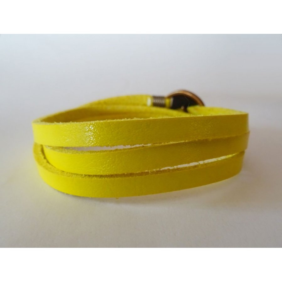 Fijn geel lederen armband drievoudige draai