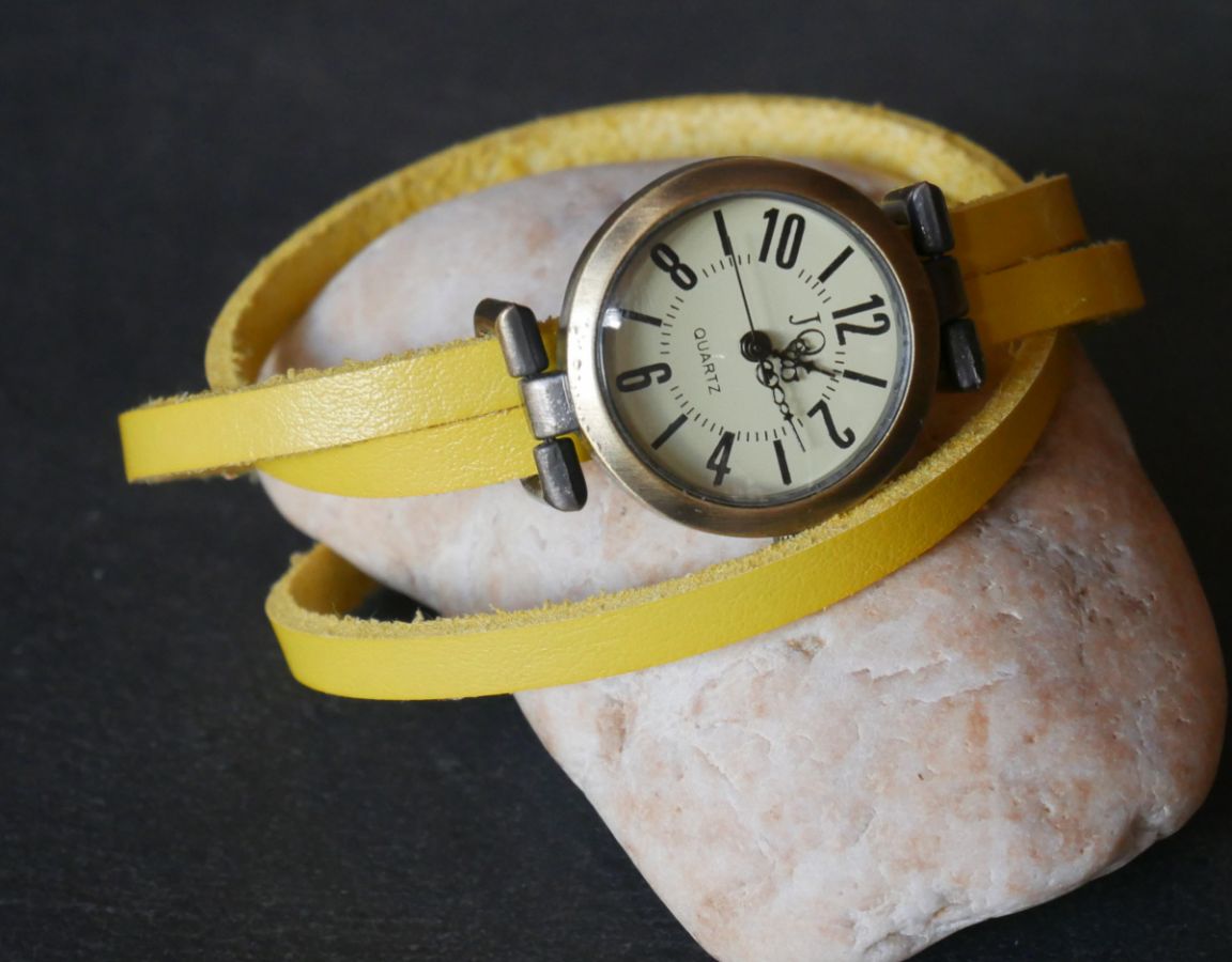 Fijn geel lederen armband drievoudige draai