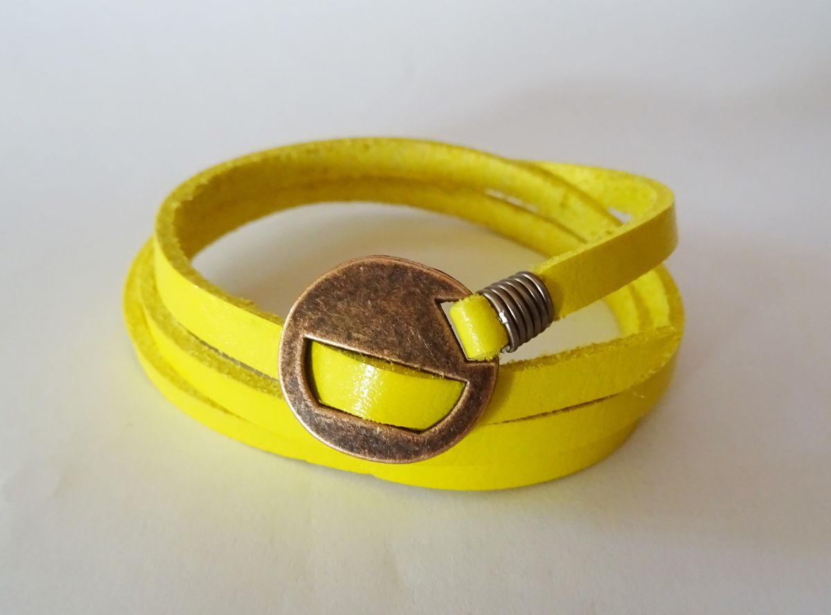 Fijn geel lederen armband drievoudige draai