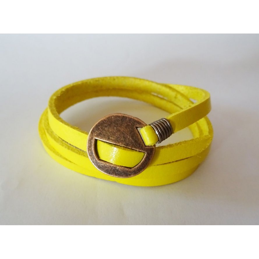 Fijn geel lederen armband drievoudige draai