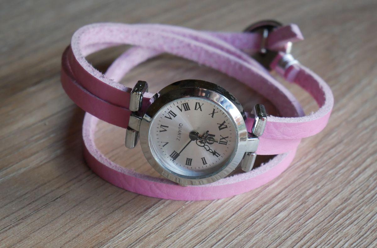 Roze lederen armband drievoudige draai