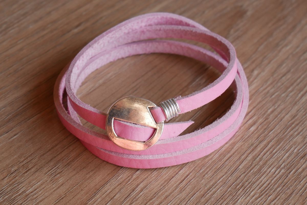 Roze lederen armband drievoudige draai