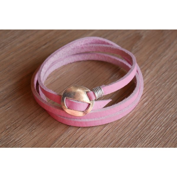 Roze lederen armband drievoudige draai