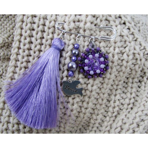 Paarse vriendschapsbroche met pompon 