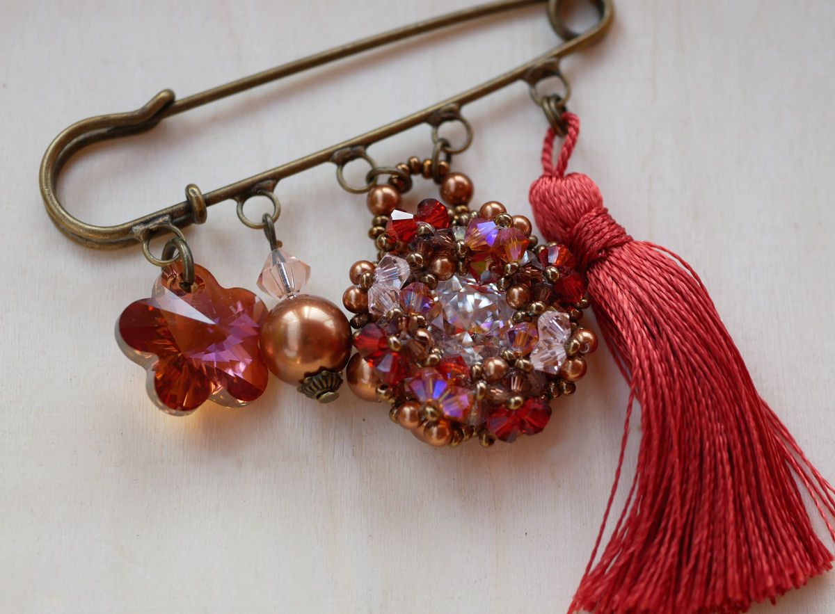 Andros Hyacint Broche met Paprika Pompon