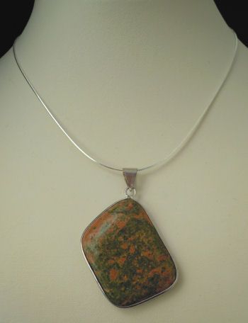 Cabochon hanger bezet met unakiet steen 