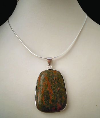 Cabochon hanger gezet in unakiet steen ronde rechthoekige vorm
