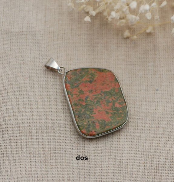 Cabochon hanger bezet met unakiet steen 