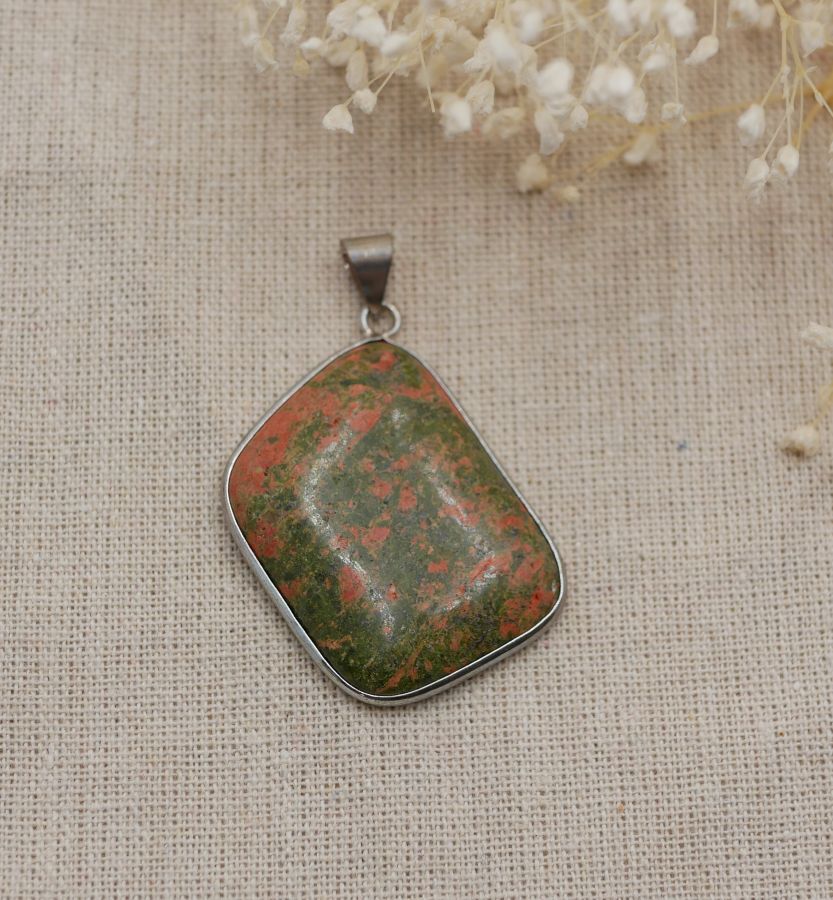 Cabochon hanger bezet met unakiet steen 