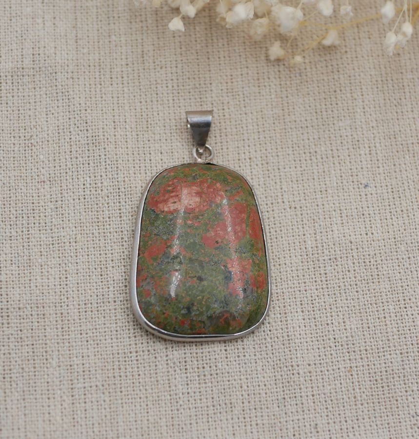Cabochon hanger gezet in unakiet steen ronde rechthoekige vorm