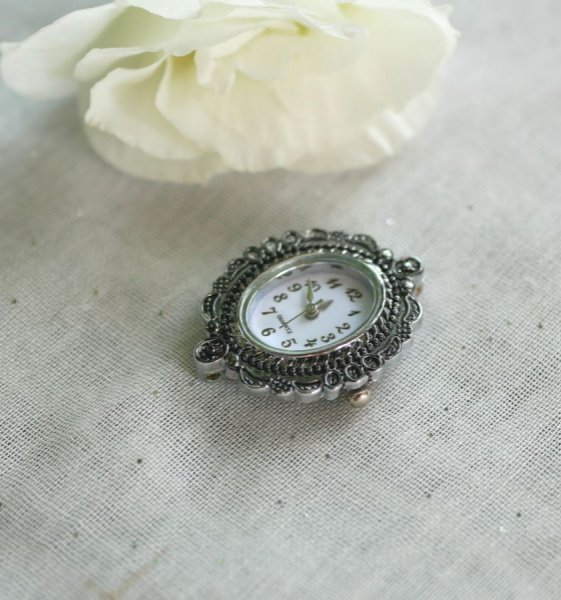 Cadran de montre argent&eacute; ovale