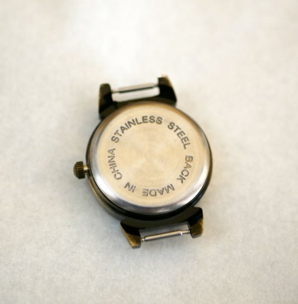 Zwarte en bronzen wijzerplaat