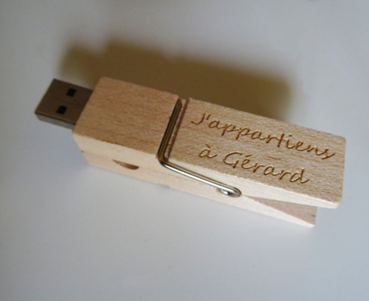 Cl&eacute; USB pince en bois brut grav&eacute;e &agrave; personnaliser
