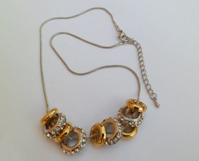 Ketting met zilveren en gouden ringen