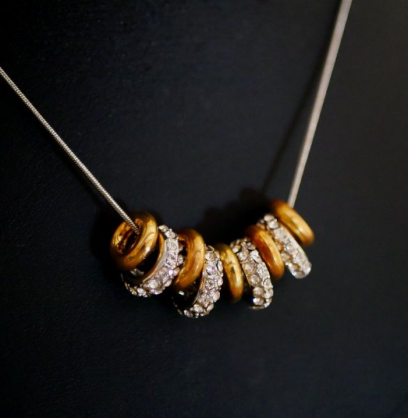 Ketting met zilveren en gouden ringen