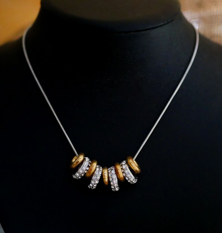Ketting met zilveren en gouden ringen
