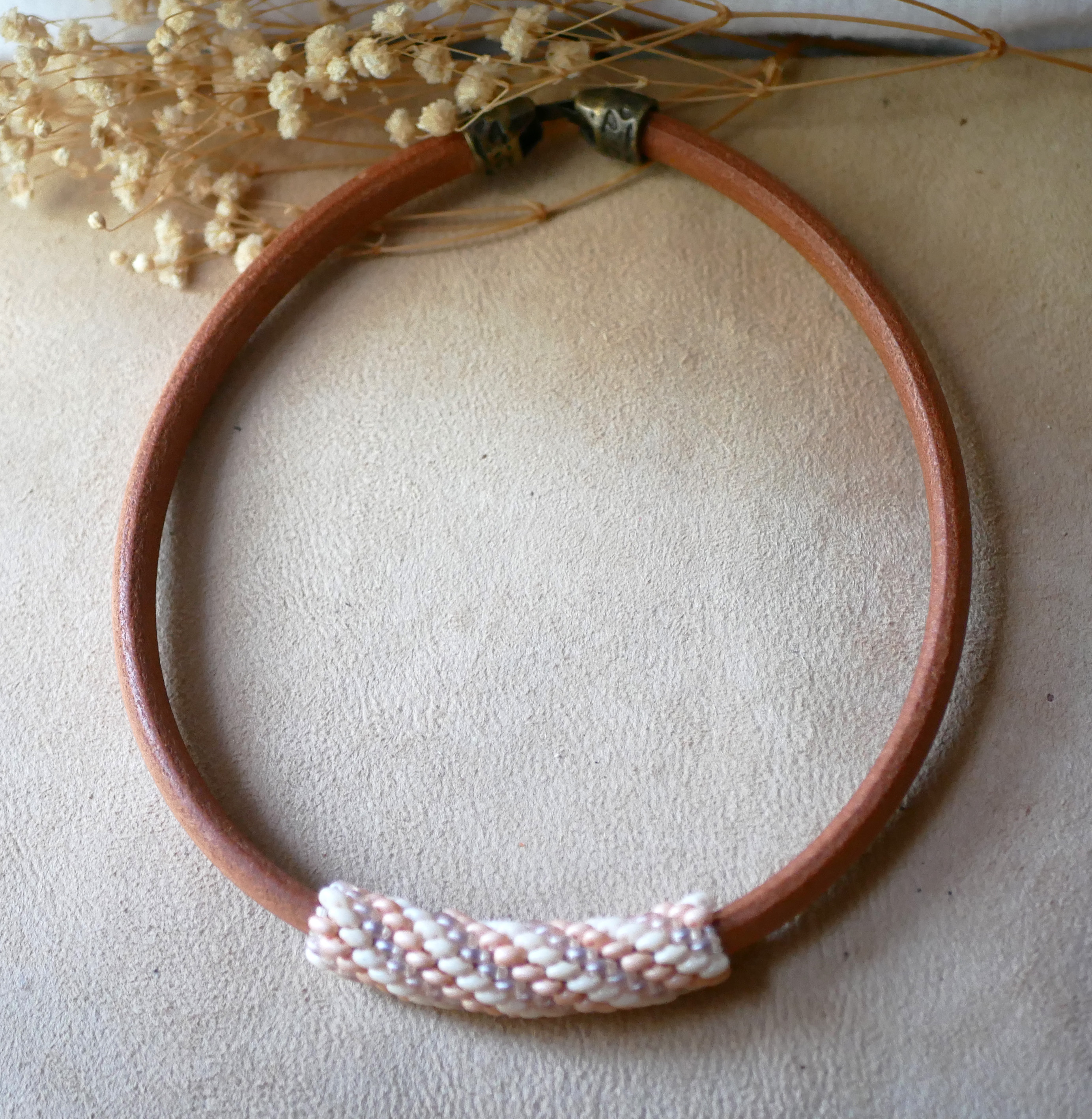 Regaliz lederen ketting met nude kralen