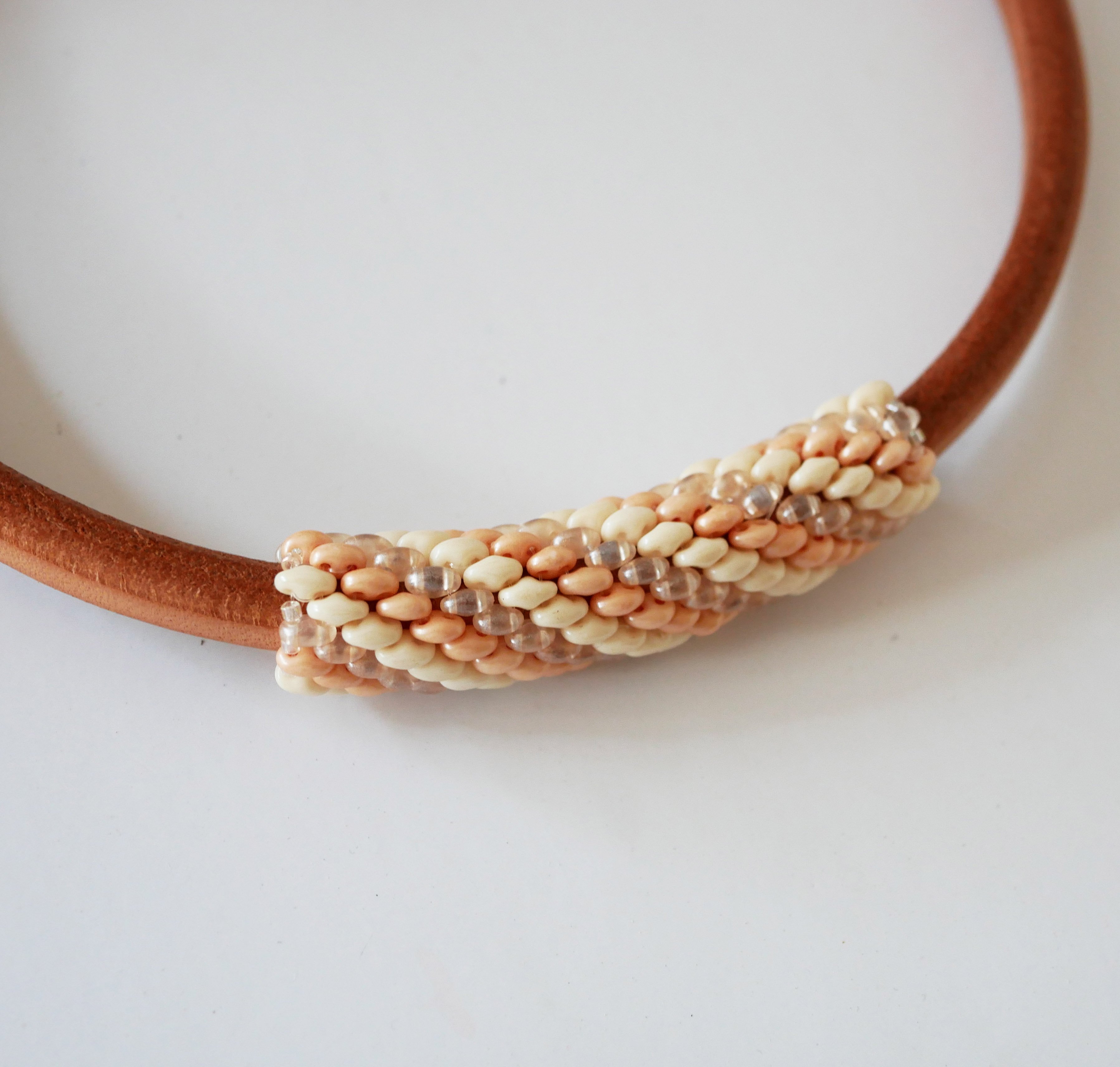 Regaliz lederen ketting met nude kralen