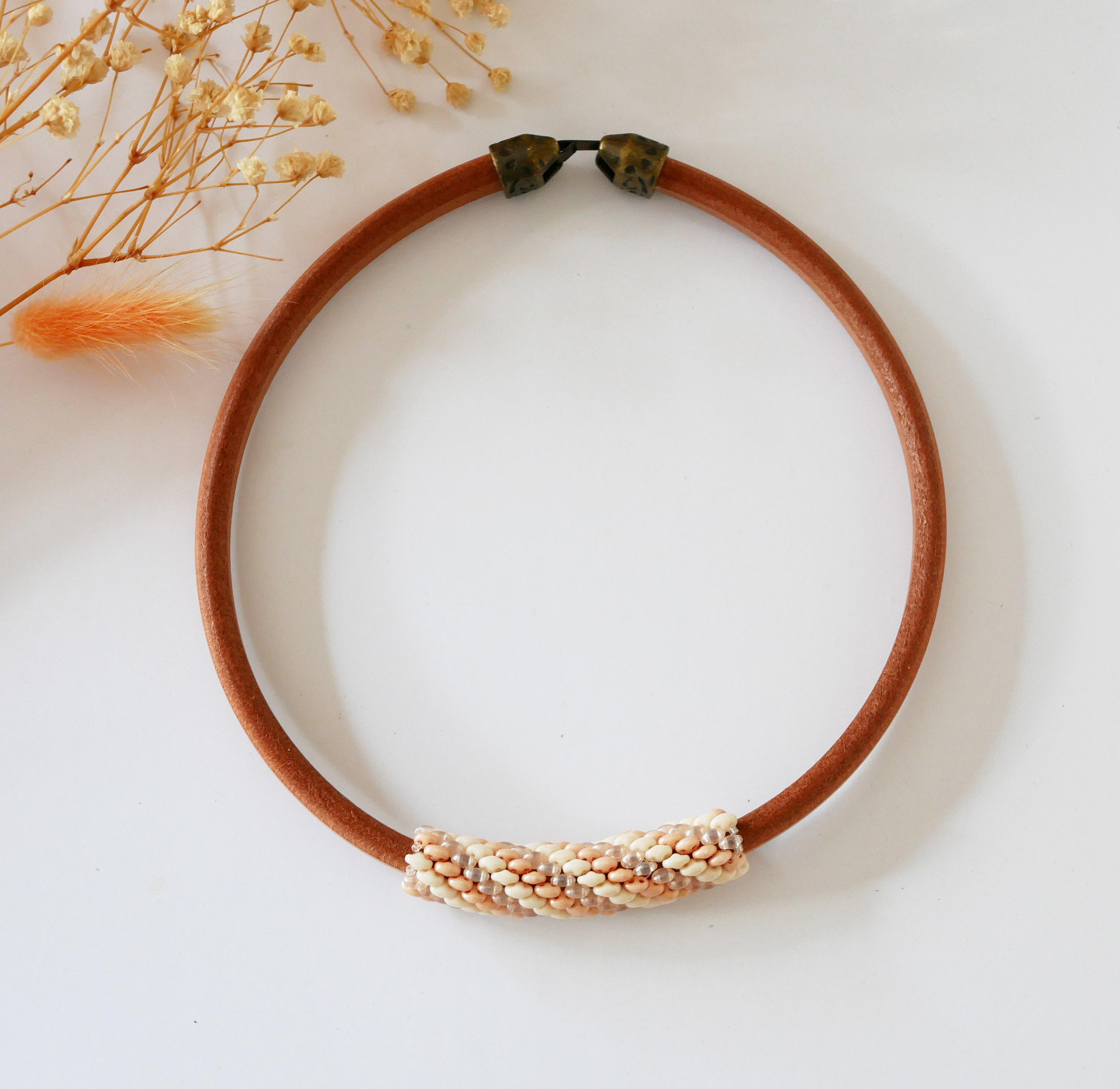 Regaliz lederen ketting met nude kralen