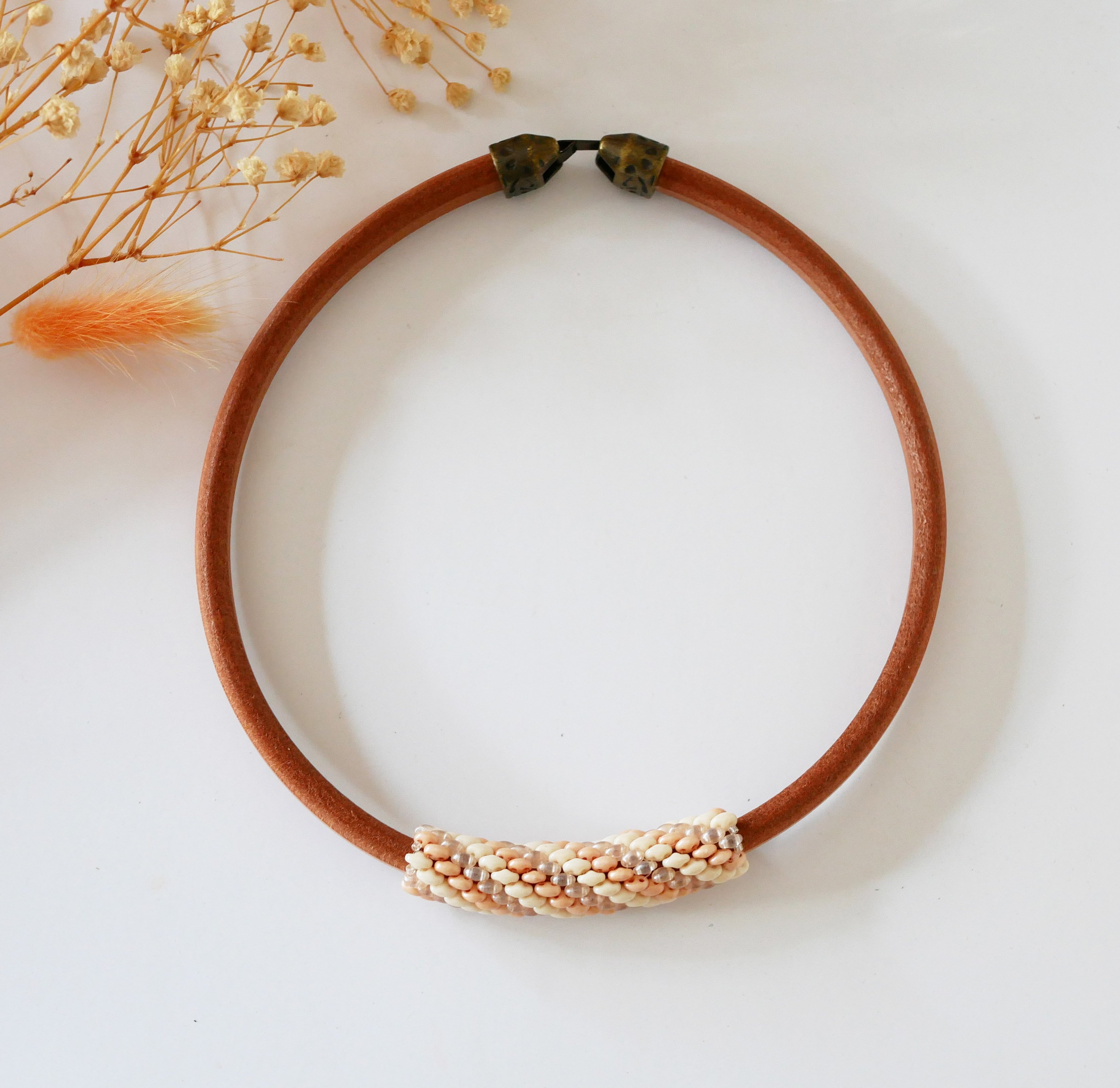 Regaliz lederen ketting met nude kralen