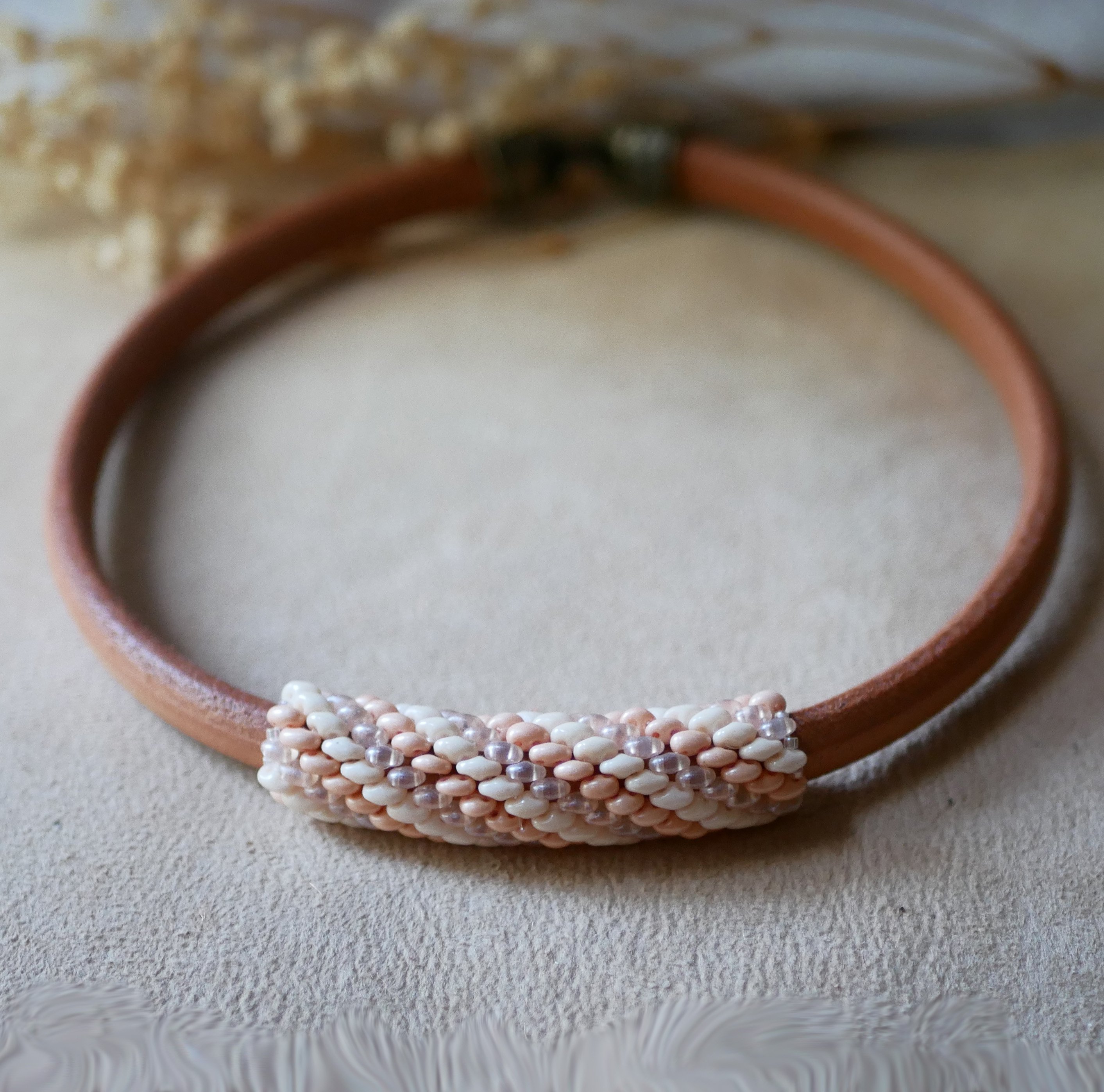 Regaliz lederen ketting met nude kralen