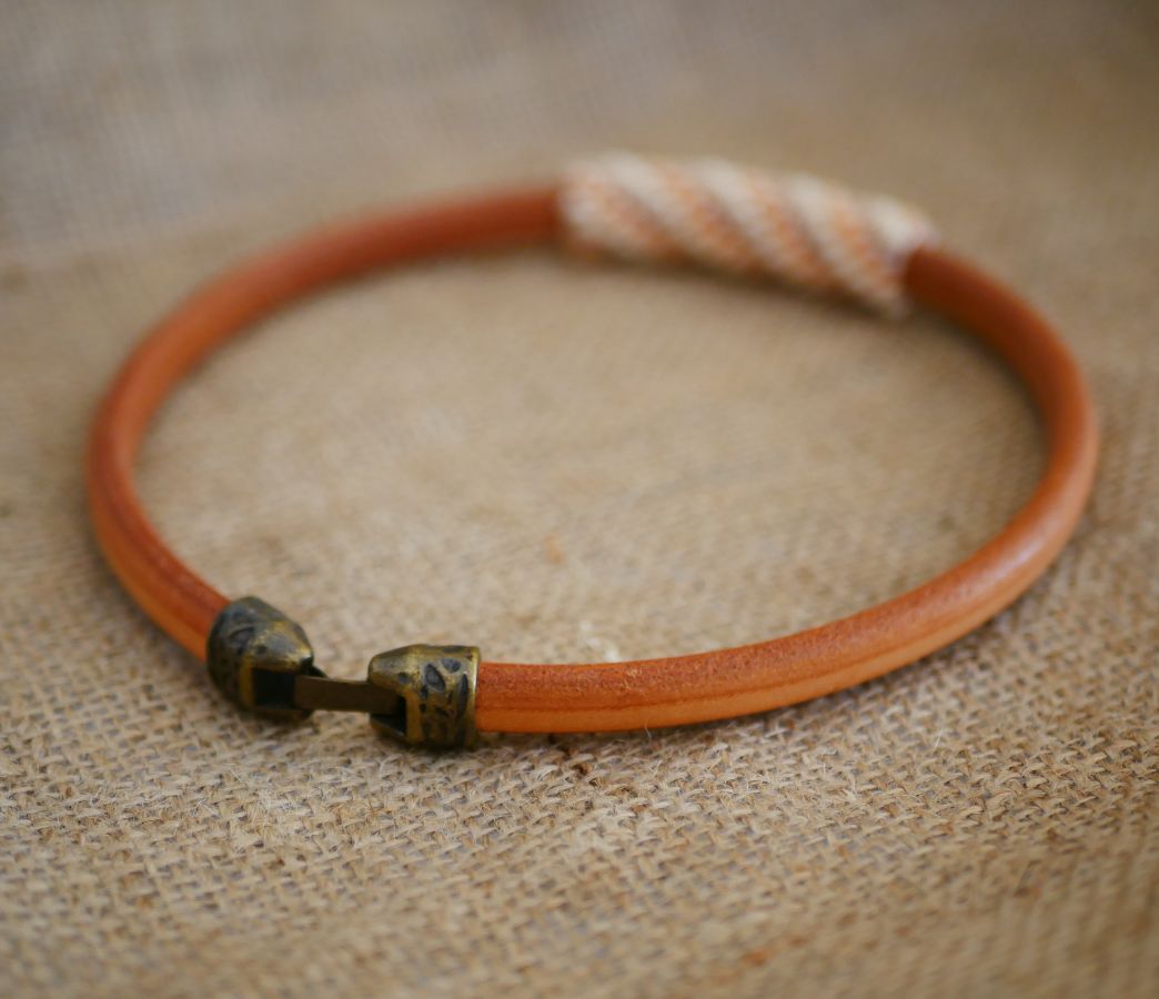 Regaliz lederen ketting met nude kralen