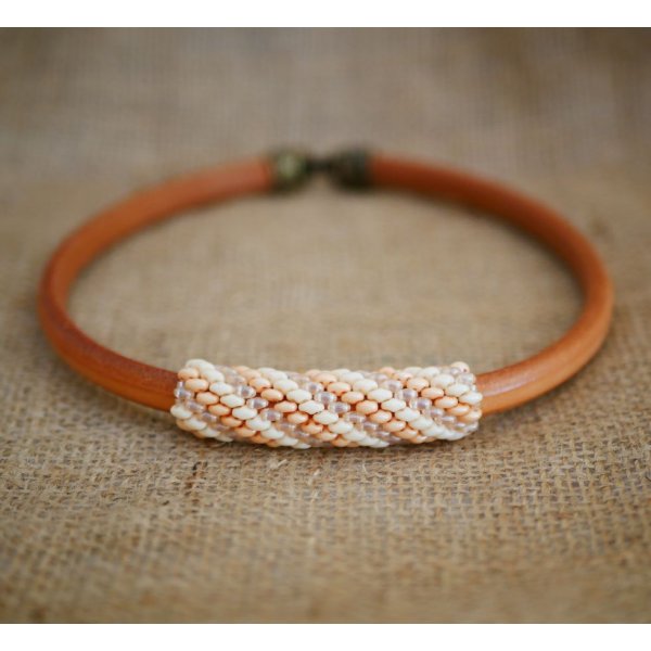 Regaliz lederen ketting met nude kralen