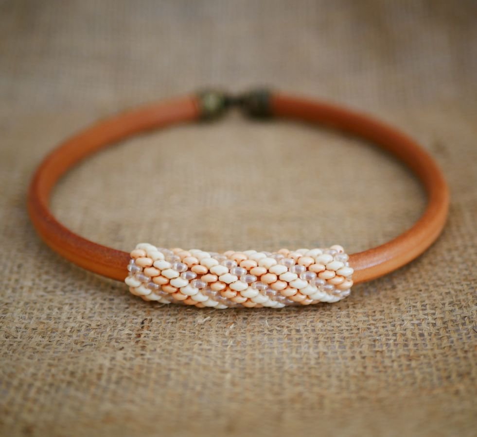Regaliz lederen ketting met nude kralen