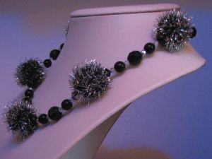 Collier de f&ecirc;te pompons argent&eacute;s