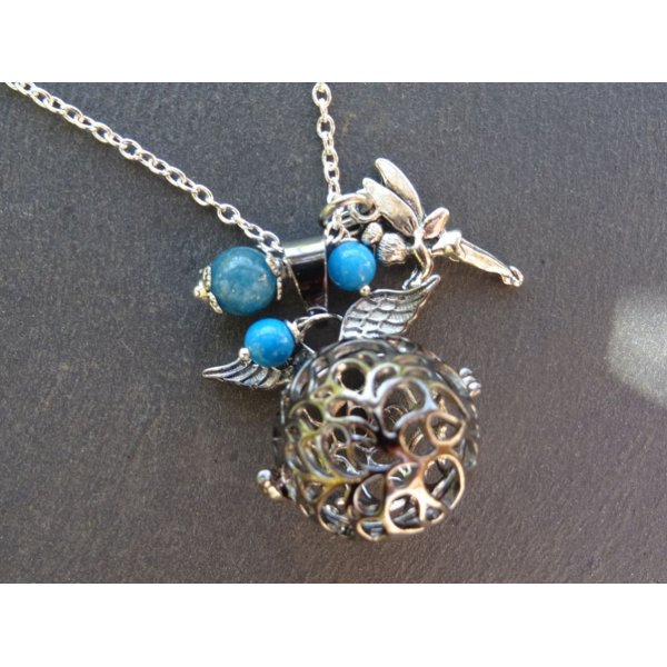 Collier pendentif boite &agrave; parfum et perles bleues
