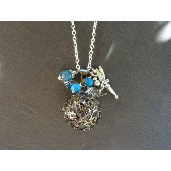 Collier pendentif boite &agrave; parfum et perles bleues