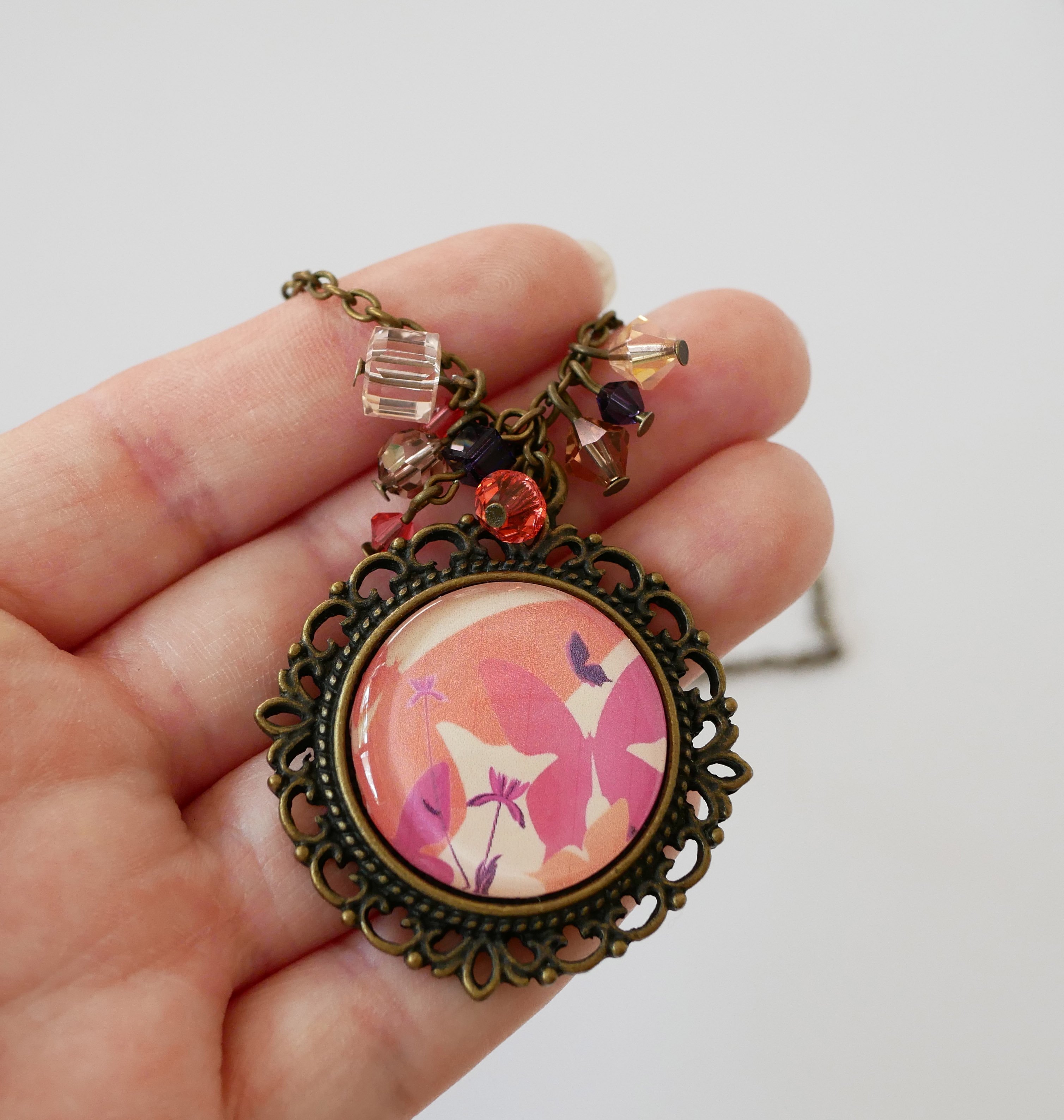 Collier au pendentif vintage et cabochon Papillons tons p&ecirc;che corail