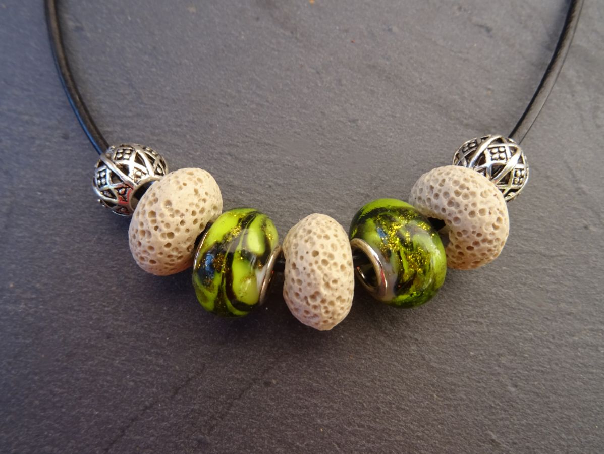 Ecru/Olivine parelketting op zwart leer