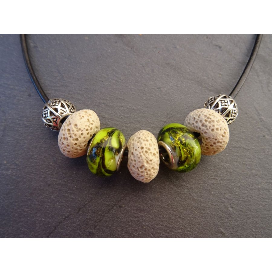 Ecru/Olivine parelketting op zwart leer