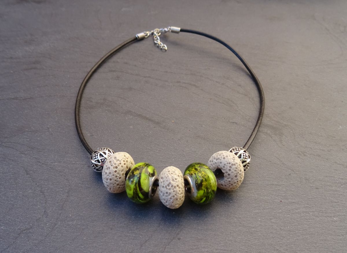 Ecru/Olivine parelketting op zwart leer