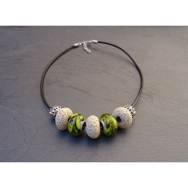 Ecru/Olivine parelketting op zwart leer