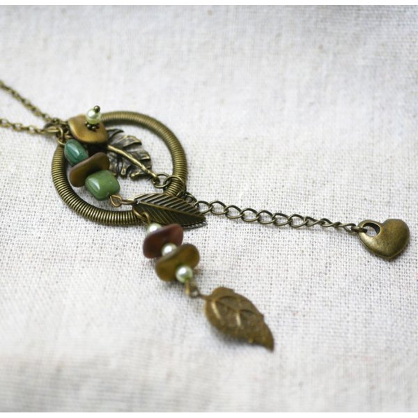 Ketting met lange hanger in een bohemien en vegetale geest