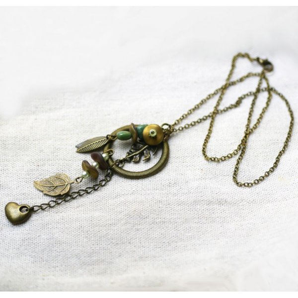 Ketting met lange hanger in een bohemien en vegetale geest