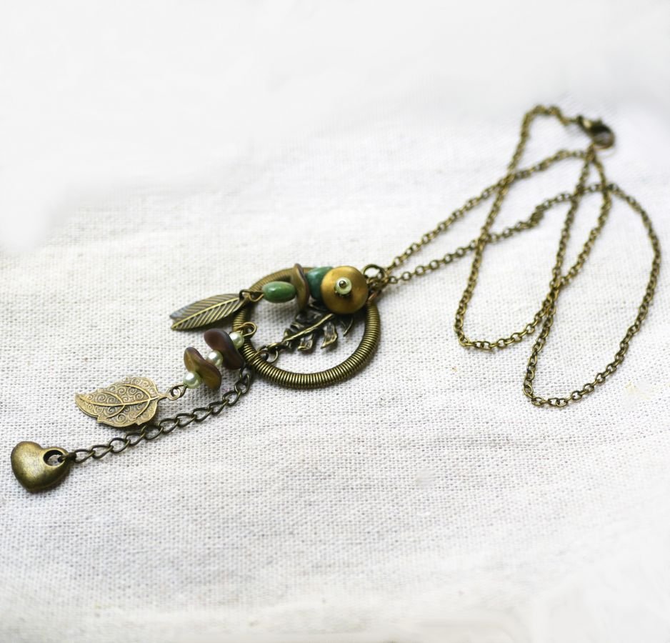 Ketting met lange hanger in een bohemien en vegetale geest